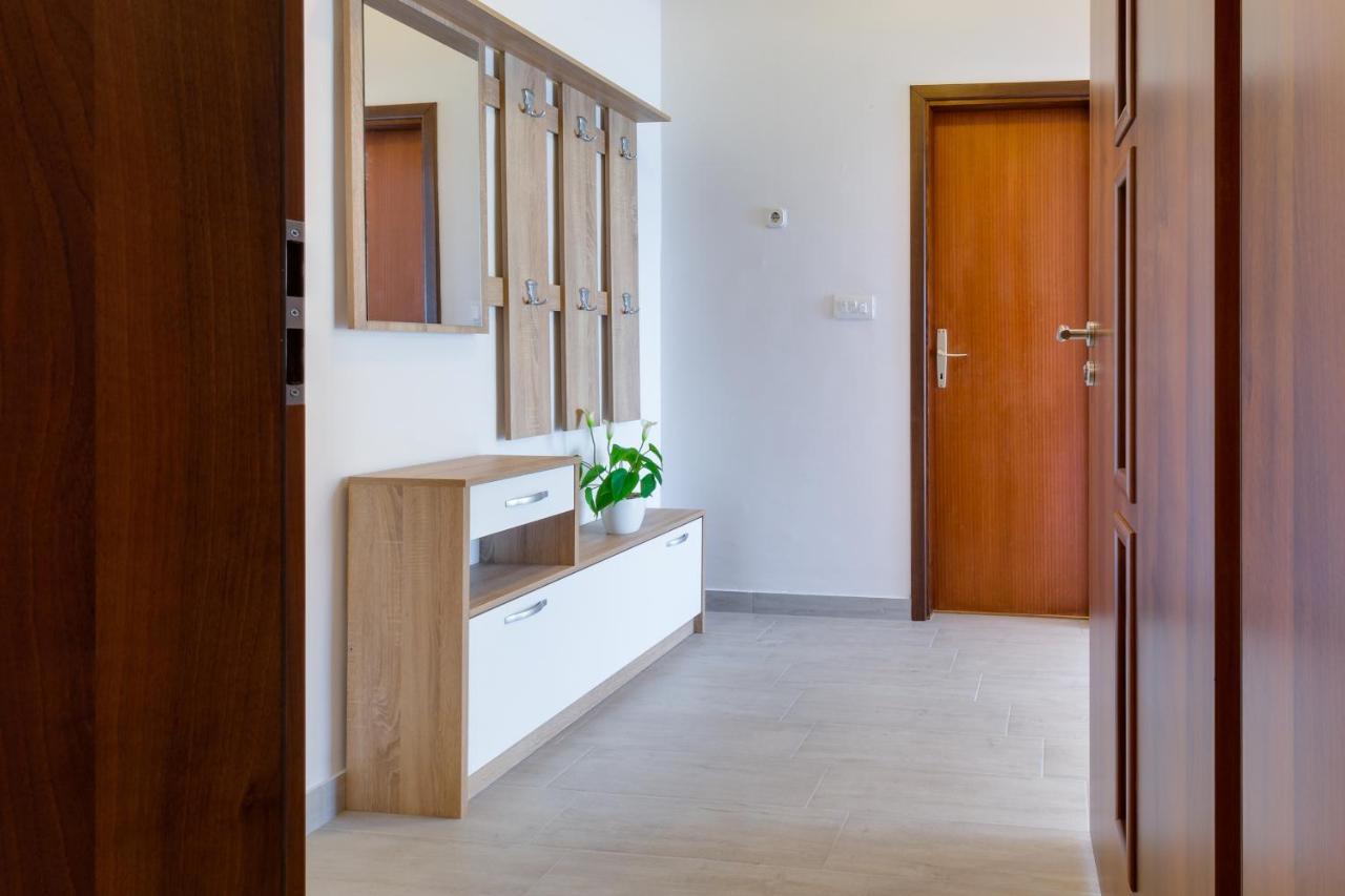 Family Friendly Seaside Apartments Kozino, Zadar - 5756 Petrcane Eksteriør billede